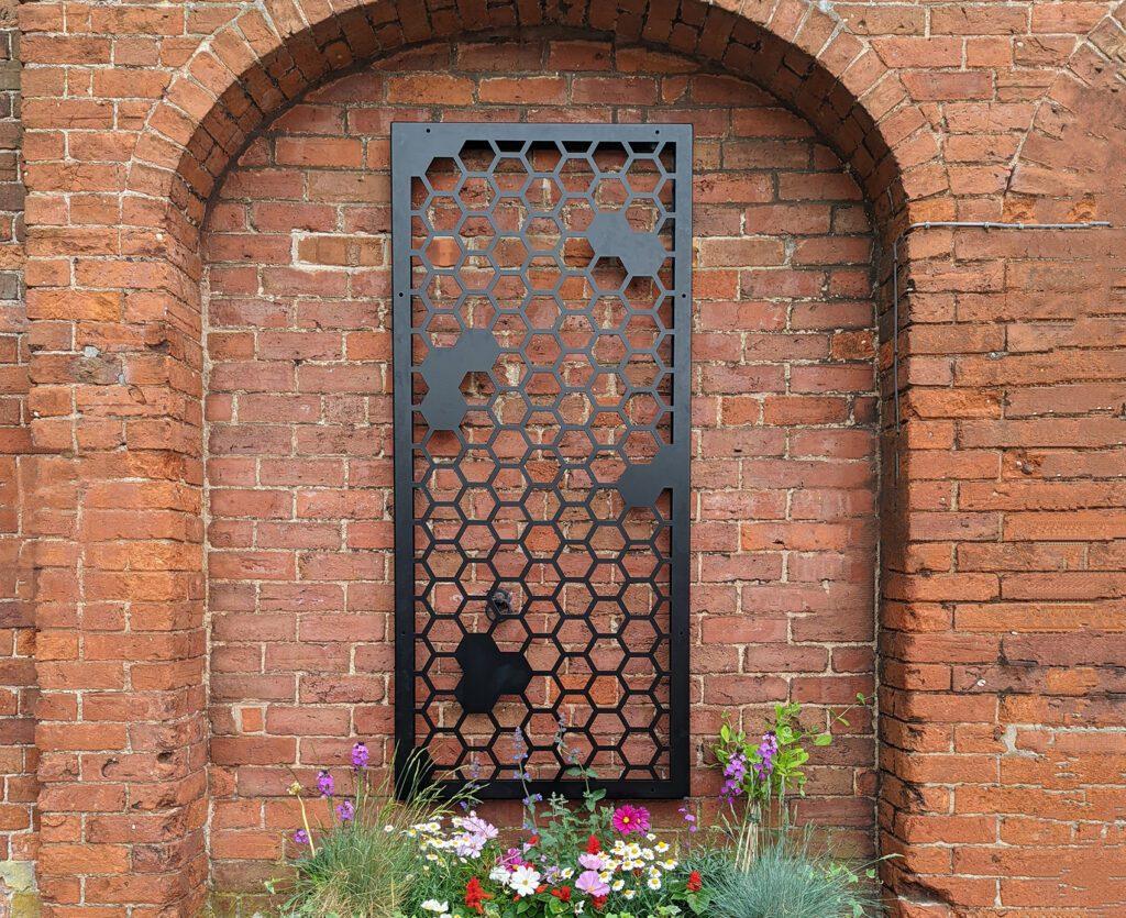 uploads/images/Steel Trellis Planter From Everedge 2